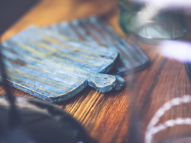 Planche à découper bois ou plastique : quel choix ?