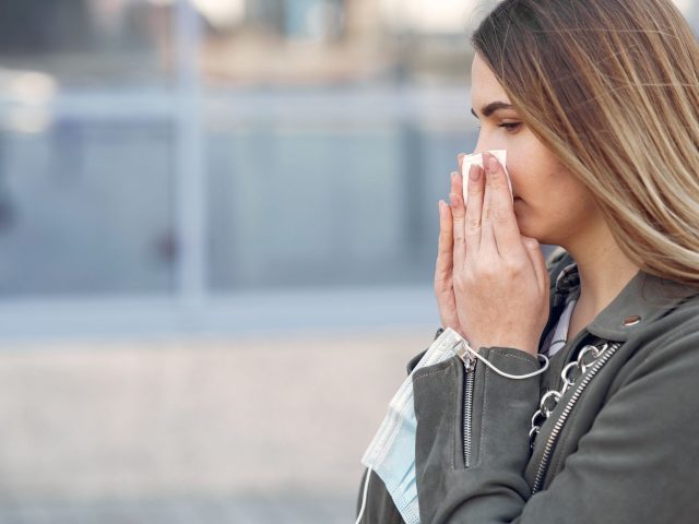 Cet hiver, les allergies ne prennent pas de vacances : comment s’en protéger ?